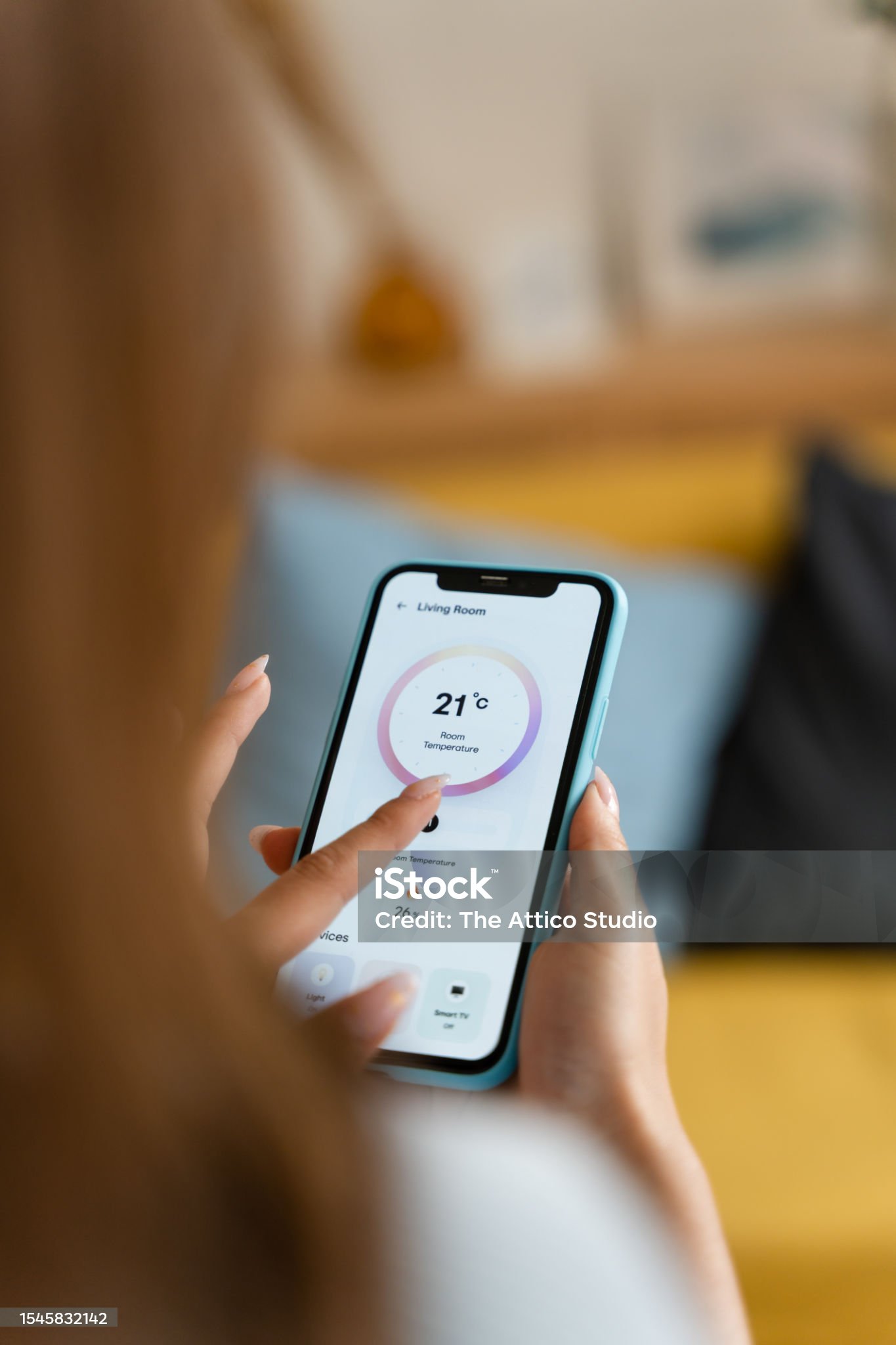 María controla la temperatura con su móvil